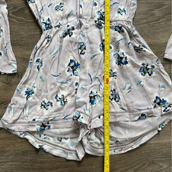 ASTR the Label Anthropologie Long Sleeve Gray Blue Floral Romper size Large - Picture 10 of 10